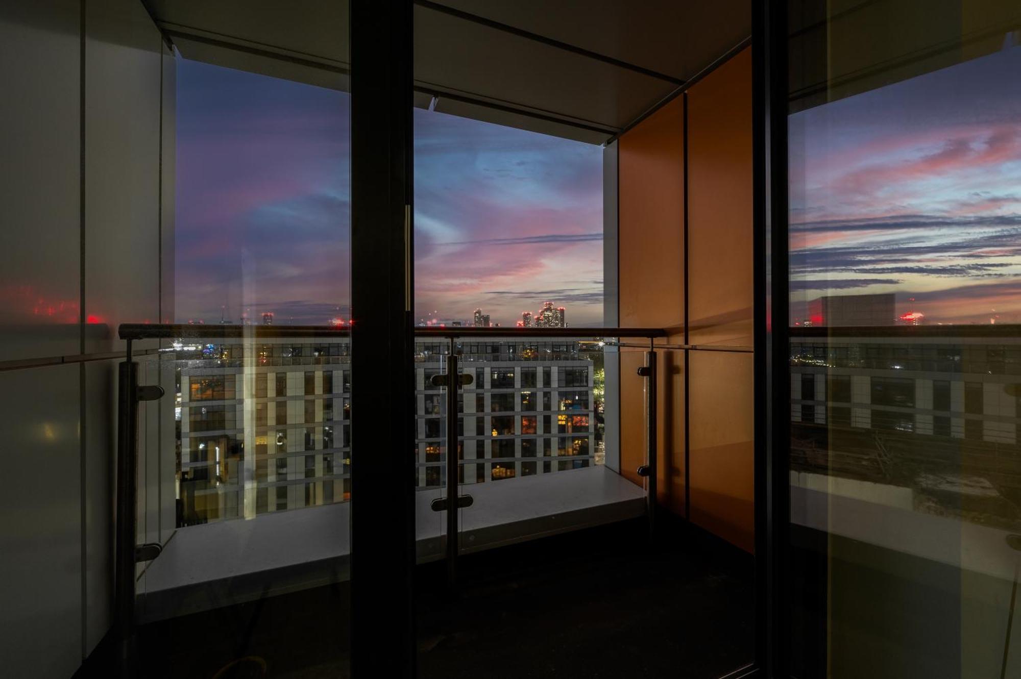 Stylish & Spacious Salford Quays One Bedroom High Floor Apartment With Balcony Μάντσεστερ Εξωτερικό φωτογραφία