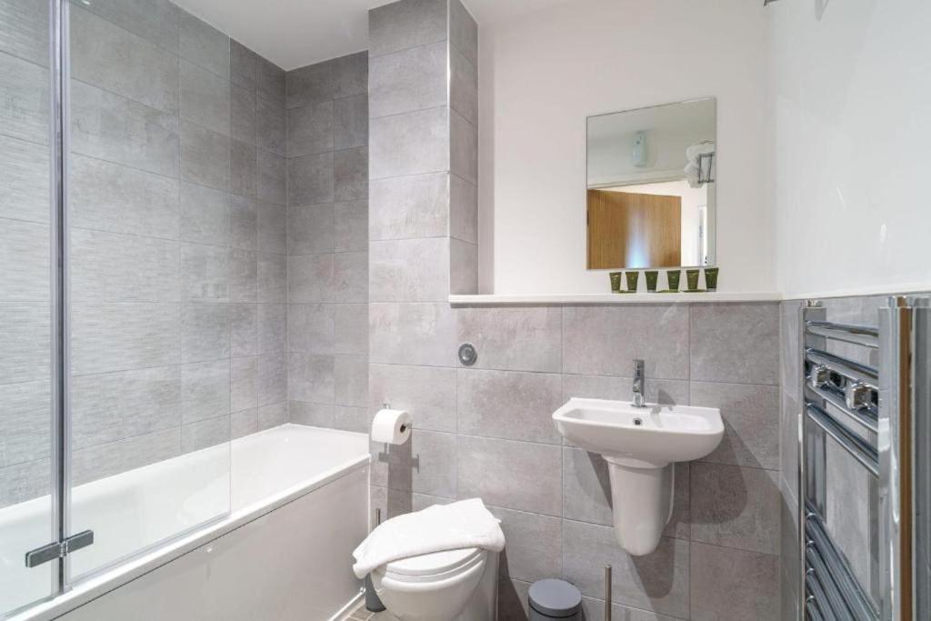 Stylish & Spacious Salford Quays One Bedroom High Floor Apartment With Balcony Μάντσεστερ Εξωτερικό φωτογραφία